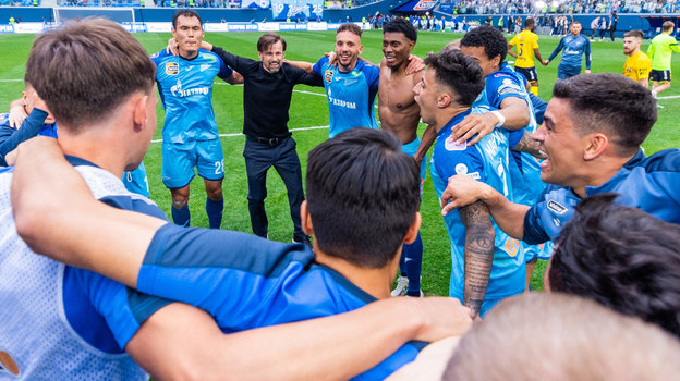 Сергей Семак празднует с&nbsp;игроками &laquo;Зенита&raquo; победу в&nbsp;чемпионате России