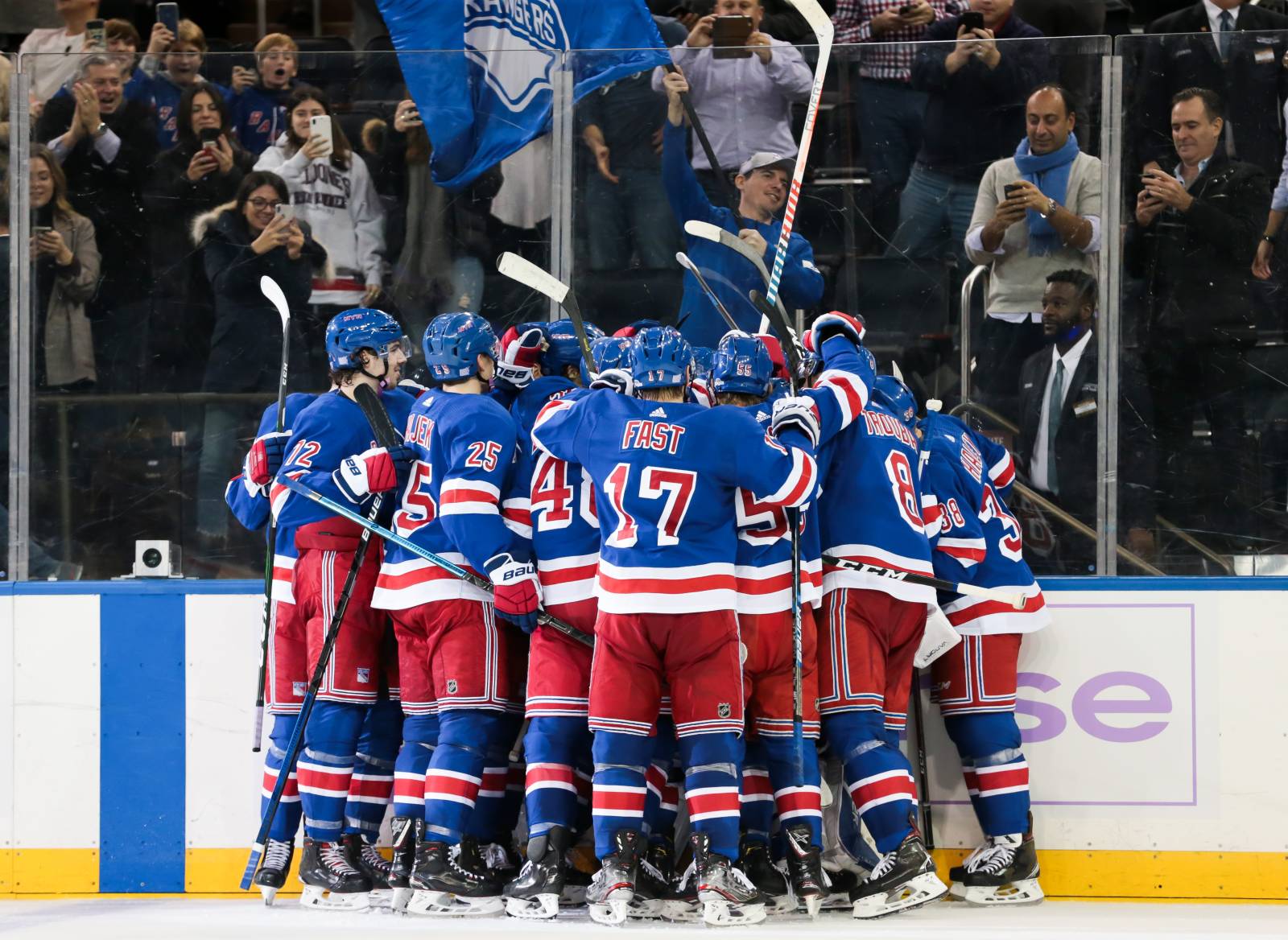 &laquo;Нью-Йорк Рейнджерс&raquo; продлил контракт с Лафреньером